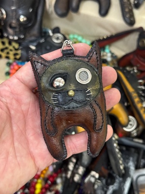 Подвес на сумку Кот из кожи. Черный.