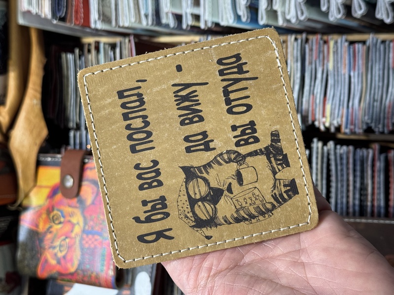 Подставка для кружки с рисунком котика «Я бы вас послал, да вижу — вы оттуда» — фото 1