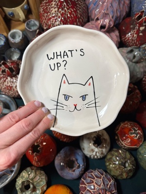 Тарелка с котом и надписью «What's up?»(Как дела?)